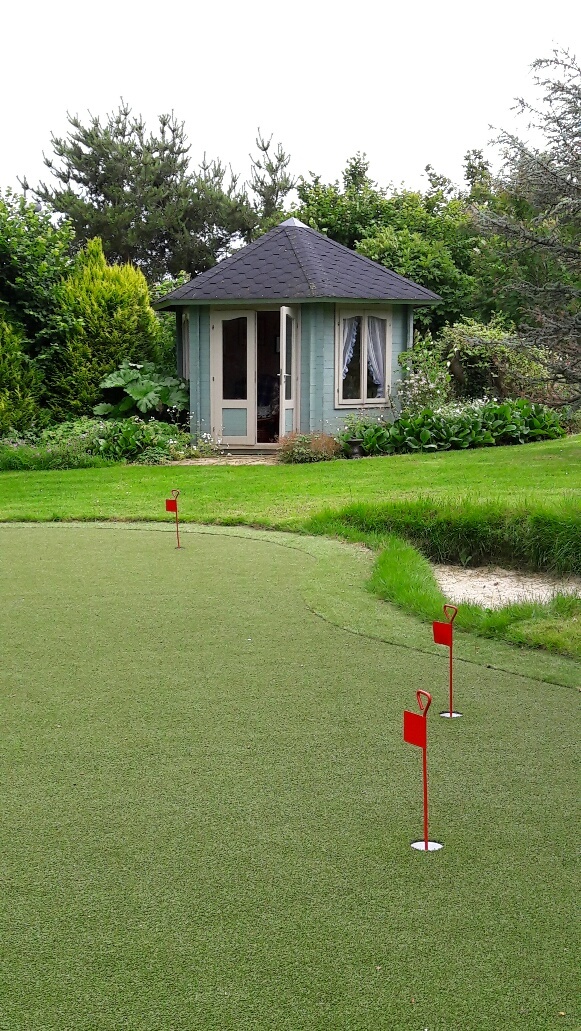 Old Farm Cottage: Summer House and Putting Green