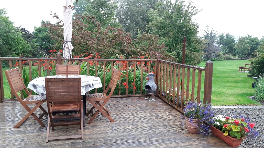 Old Farm Cottage: Decking & Garden